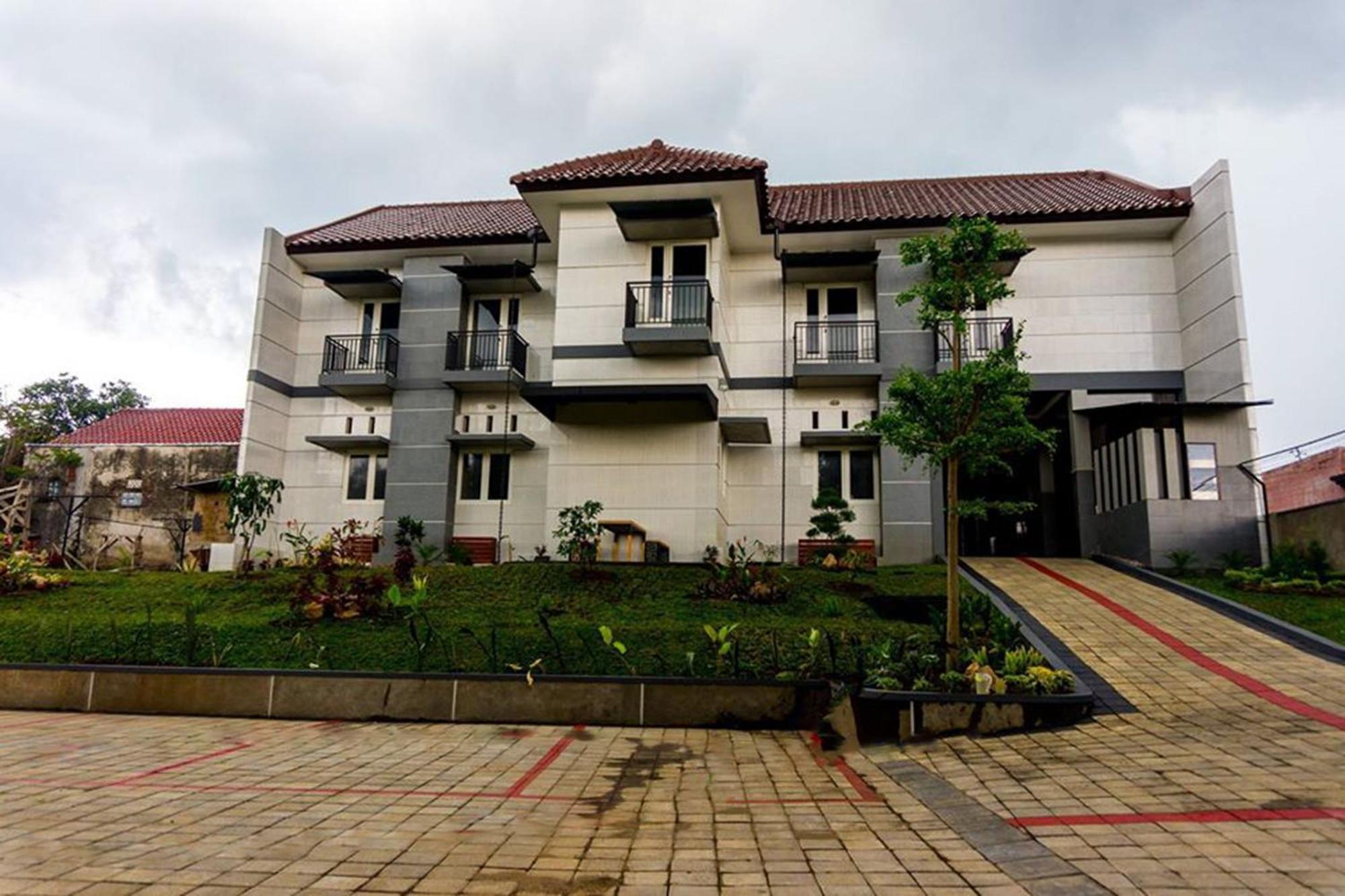 Oyo Life 2399 Gerbera House - Kos Putri Ξενοδοχείο Μαλάνγκ Εξωτερικό φωτογραφία