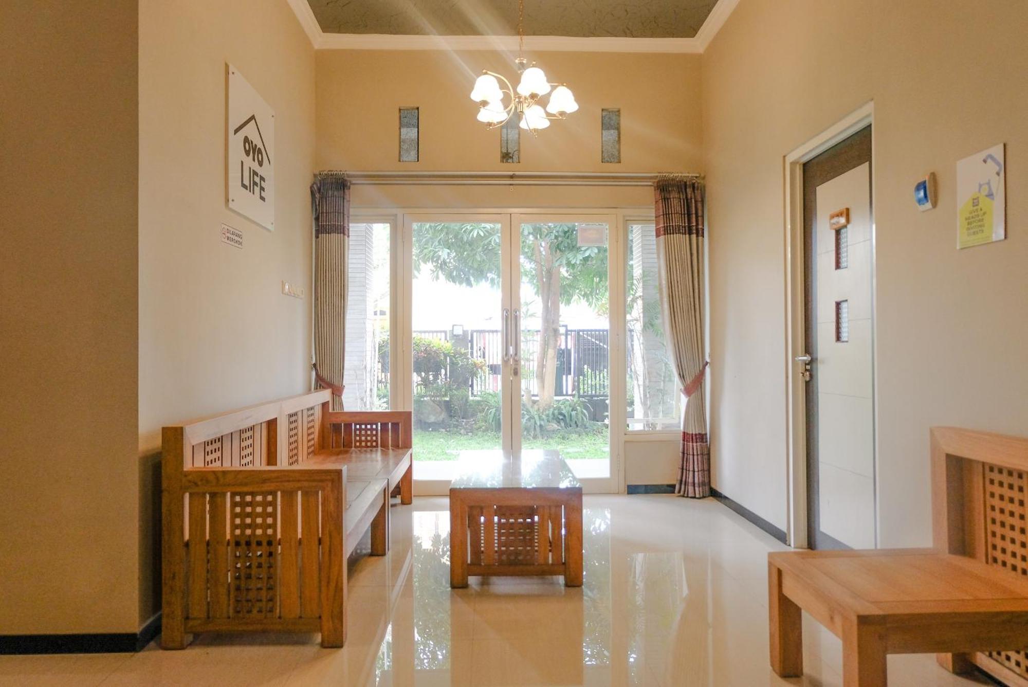 Oyo Life 2399 Gerbera House - Kos Putri Ξενοδοχείο Μαλάνγκ Εξωτερικό φωτογραφία